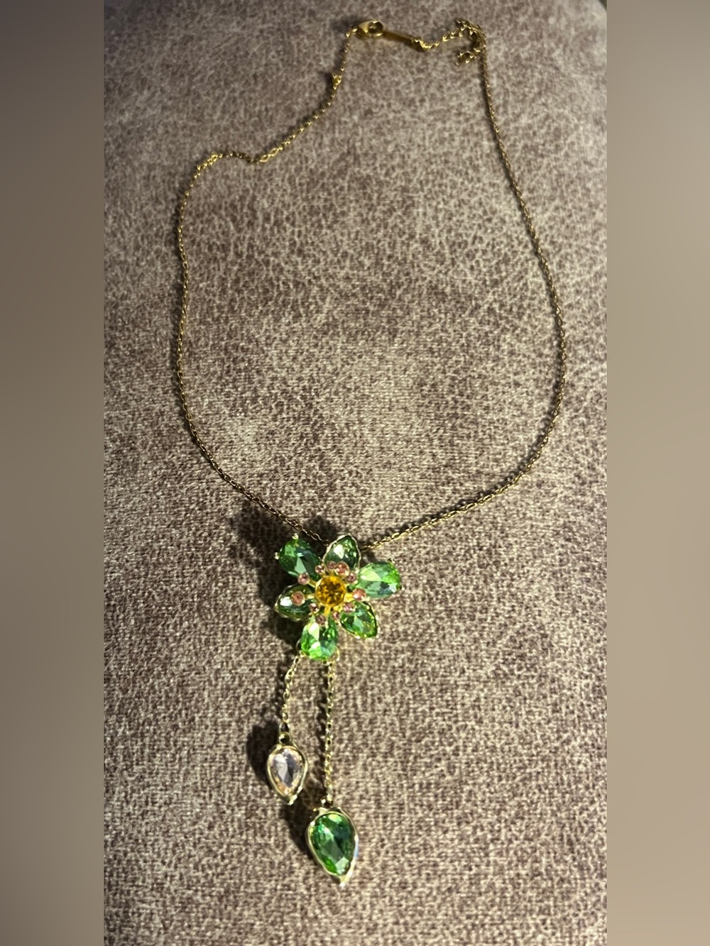 Elegant Green Floral Pendant Necklace - Gold Tone